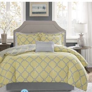 Madison Park Essentials King Size gold comforter + 2 pillow cases + Fitted sheet